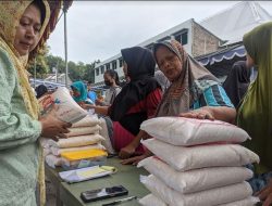 Ratusan Warga Serbu Pasar Murah di Gowosari