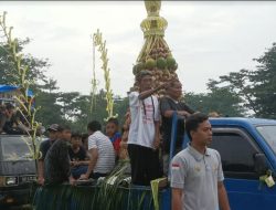 Warga Desa Wonosekar Arak Seribu Ketupat
