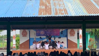 Hujan, Siswa Tetap Antusias Rayakan HUT ke-56 SMPN 1 Jetis