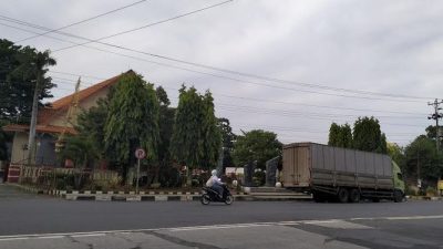 Dishub Rembang Kuwalahan Tertibkan Parkir Sembarang Kendaraan Berat di Jalan Nasional