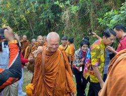 Puluhan Bhikkhu Thudong Memulai Perjalanannya ke Boroudur