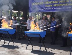 Musnahkan Jutaan Rokok Ilegal, Pemkab Jepara Ajak Produsen Daftarkan Produknya
