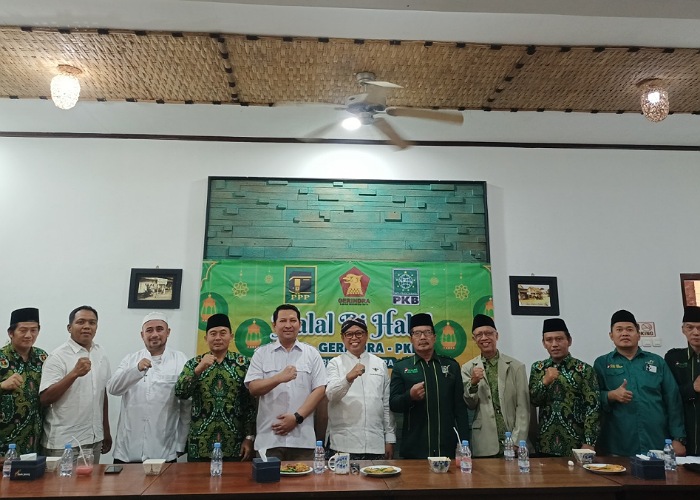 BERSATU: Sejumlah elite parpol dari PPP, PKB dan Gerindra halal bihalal di Rumah Makan (RM) Rengkot Buyut Jl. Ki Mangunsarkoro, Jepara, belum lama ini. (MUHAMMAD AGUNG PRAYOGA/JOGLO JATENG)