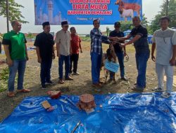 Bagikan Daging Kurban ke Masyarakat Sekitar Sumber Mata Air
