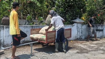 Warga Antusias Kerjakan Pembangunan Fisik Padat Karya