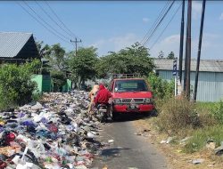Warga Keluhkan Sampah TPST Pelutan Tutup Akses Jalan