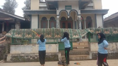 Mahasiswa KKN Posko 69 UIN Walisongo Bersih-bersih Musholla di Dukuh Lebang Desa Wanar Semarang