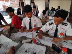 Tanamkan Cinta Seni Ukir, Siswa-siswi Belajar Mengukir