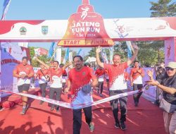 Hari Jadi Provinsi Jateng, Nana Sudjana Lari Bareng Ribuan Warga di Salatiga