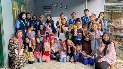 Bersama RBI Senandika, KKN UIN Walisongo Beri Edukasi Sikat Gigi untuk Anak-anak Desa Limbangan