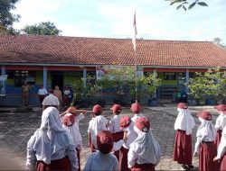 SD 1 Rejosari Tanamkan Kedisiplinan Siswa melalui Upacara Hari Senin
