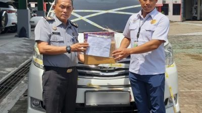 Bea Cukai Semarang Serahkan Barang Bukti Mobil Mewah ke Kejaksaan
