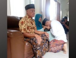 Cabup Kudus Sungkem Orang Tua, Sam’ani: Minta Do’a Restu sebelum Nyoblos