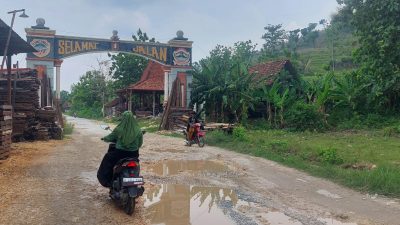 Jalan Sukolilo-Prawoto Rusak Parah