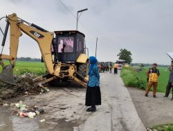 Istri Bupati Kendal Turun Tangan Bersihkan Selokan Kumuh