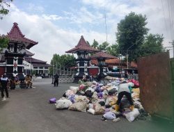 Keresahan Memuncak, Warga Tumpahkan Sampah ke Pendopo Pemalang
