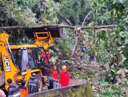 Tanah Longsor Tutup Akses Jalan Desa Rahtawu Kudus
