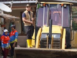 Pembersihan Lumpur Paska Banjir di Kendal Libatkan Ribuan Warga dan 4 Alat Berat
