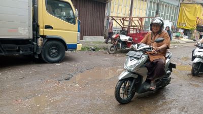 Warga Keluhkan Jalan Berlubang di Samping Pasar Johar Semarang