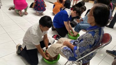 Ritual Basuh Kaki di Gedung Rasa Dharma: Simbol Harapan Hidup Baru di Tahun Imlek