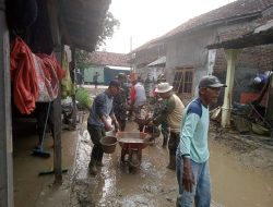 Ribuan Warga Kendal Bersihkan Lumpur di Wilayah Terdampak Banjir Parah
