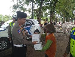 Satlantas Polres Kudus Beri Nasi Bungkus untuk Warga TPA Tanjungrejo