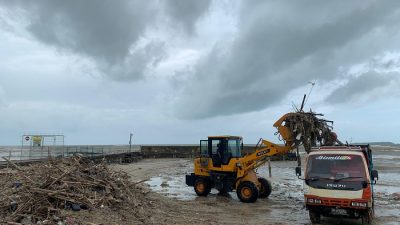 Bersihkan Pantai Teluk Awur, 1 Hari Angkut Sampah 10 Truk