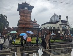 Ribuan Peziarah Padati Kawasan Makam Sunan Kudus Saat Libur Isra Mi’raj