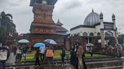 Ribuan Peziarah Padati Kawasan Makam Sunan Kudus Saat Libur Isra Mi’raj