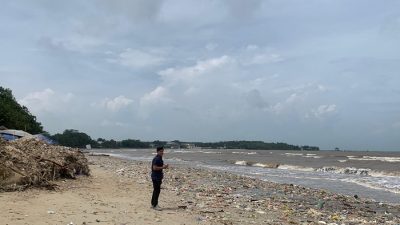 Sampah Berserakan di Pantai Teluk Awur