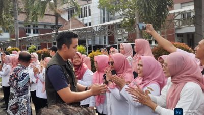 Momen Haru di Purna Tugas, Ratusan ASN Antarkan Dico Keluar dari Kantor Bupati Kendal