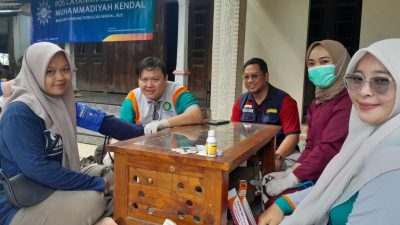 Dirikan Posko Kesehatan, RS Aisyiyah Kendal Terjunkan Tenaga Medis Bantu Korban Banjir Patebon