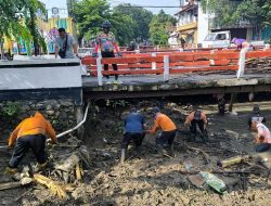 Sambut Ramadhan, Pemkab Kendal Bersihkan Sungai di Depan Masjid Agung