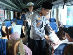 Wartawan dan Polisi Bagi Takjil di Terminal Purworejo