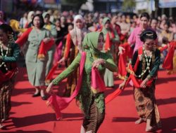 Peringati Hari Tari Sedunia, Ratusan Seniman Menari di Pasar Kendal