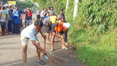 Protes Damai, Warga Weleri Bersihkan Jalan Akibat Aktivitas Dump Truk Stockpile