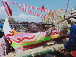 Kepala Kerbau Dilarung di Sungai Tayu, Tradisi Lomban Kupatan Banjir Warga