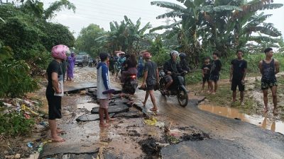 Diterjang Banjir Bandang, Jalan Sukolilo-Prawoto Mengelupas