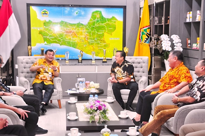 Gubernur Jawa Tengah Ahmad Luthfi menerima audiensi Direktur Bisnis Harian Kompas, Lukminto Wibowo dalam rangka pemaparan persiapan Borobudur Marathon 2025 di Kantor Gubernur Jawa Tengah, Kamis (24/4/2025). (HUMAS/JOGLO JATENG)