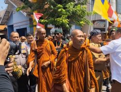 Jalan Kaki Ribuan Kilometer, Rombongan Biksu Thudong Disambut Meriah di Weleri Kendal
