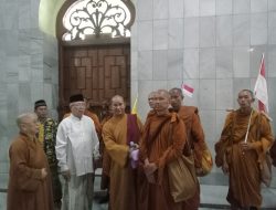 Puluhan Biksu Thudong Kunjungi Masjid Agung Semarang, Simbol Indahnya Toleransi Beragama