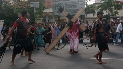 Bukan Hanya Umat Kristiani! Visualisasi Jalan Salib Ini Tarik Perhatian Semua Kalangan