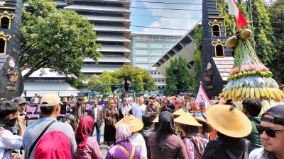 Peringati May Day, Buruh KSPN Gelar Ruwatan dan Bawa Gunungan Hasil Tani