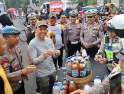 Polres Kudus Bagi Jamu & Layanan Gratis di CFD, Warga Antusias