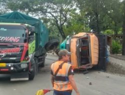 Truk Dump Hino Tabrak Truk Gandeng di Semarang, Muatan Kerikil dan Sprite Berserakan