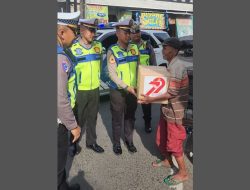 Bagikan 100 Sembako, Wujud Bhakti Bhayangkara untuk Rakyat