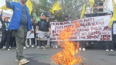 Tak Ditemui Bupati, Demo Tolak Kenaikan PBB di Pati Diwarnai Bakar Ban dan Blokir Jalan