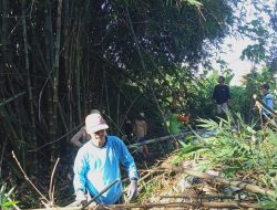 Peduli Lingkungan, Warga Ngembal Kulon Gotong Royong Bersihkan Sungai Dawe
