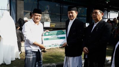 Salat Id di MAJT, Gubernur Ahmad Luthfi Serahkan Sapi Kurban Hampir 1 Ton
