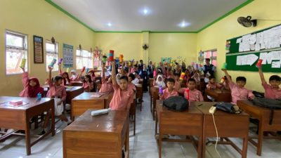 Celengan Botol Bekas, Cara Seru Anak SDN Leyangan Belajar Literasi Menabung Bersama KKN UIN Walisongo